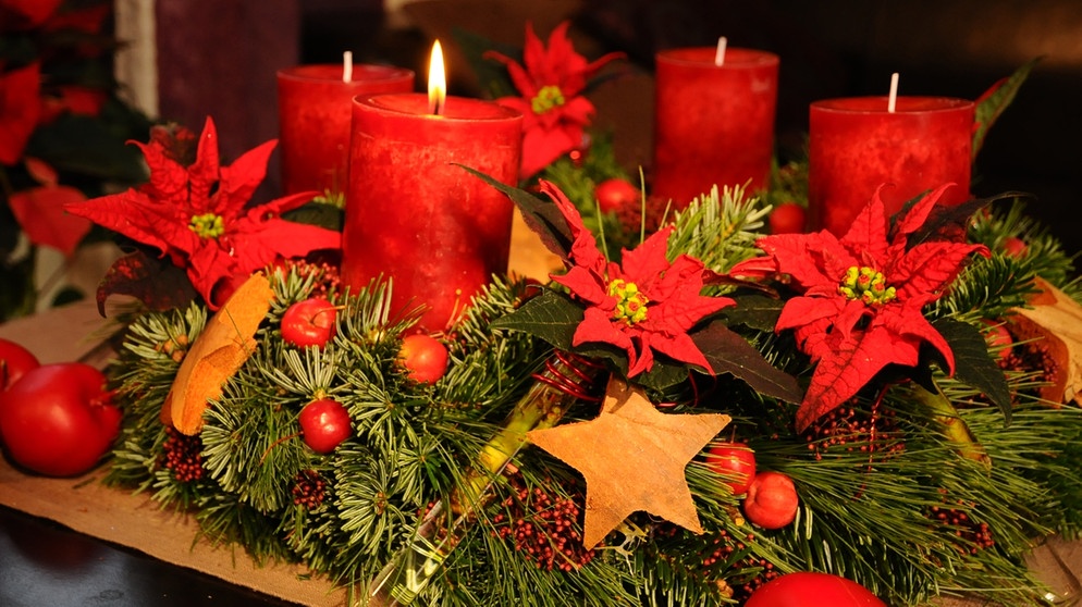 Ein Adventskranz mit Weihnachtssternen. | Bildquelle: BR