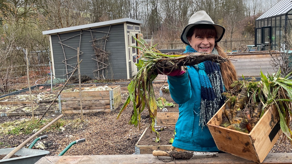 Hochbeete vorbereiten im Querbeet-Garten mit Sabrina Nitsche | Bildquelle: Tobias Bode