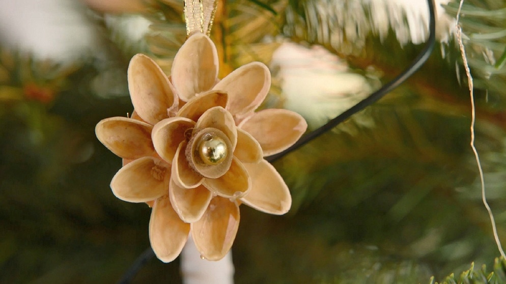 Weihnachtsschmuck aus Pflanzenmaterial  | Bildquelle: BR