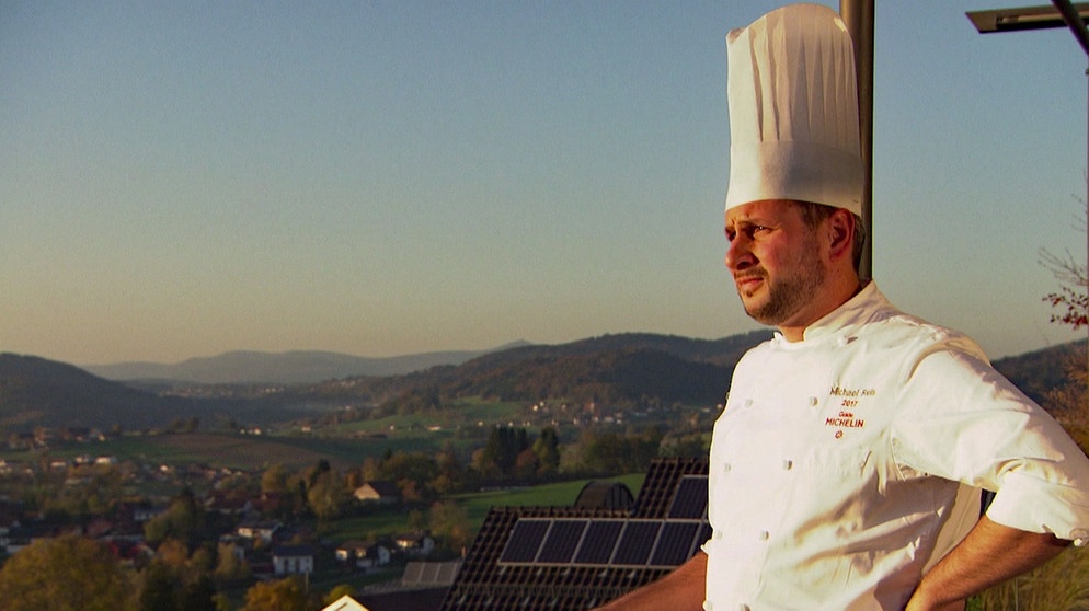 Sternekoch Michael Reis ist in seine Heimatstadt Waldkirchen zurück gekehrt und führt dort ein Gourmet-Restaurant | Bildquelle: BR/Bernd Gierstner