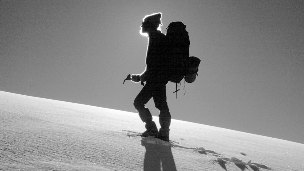 Bergsteiger im Schnee, Gegenlicht, schwarz-weiß | Bildquelle: Reinhard Karl, Archiv Eva Altmeier