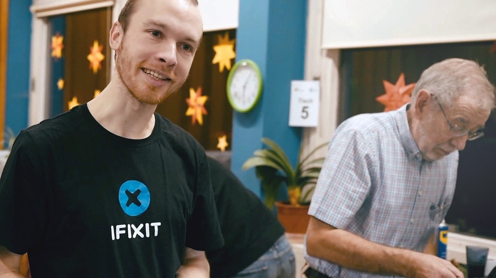 I Fixit-Mitarbeiter Jasper Fleischhauer im Repair Café Ditzingen.
| Bildquelle: BR/SWR/Sabine Panossian