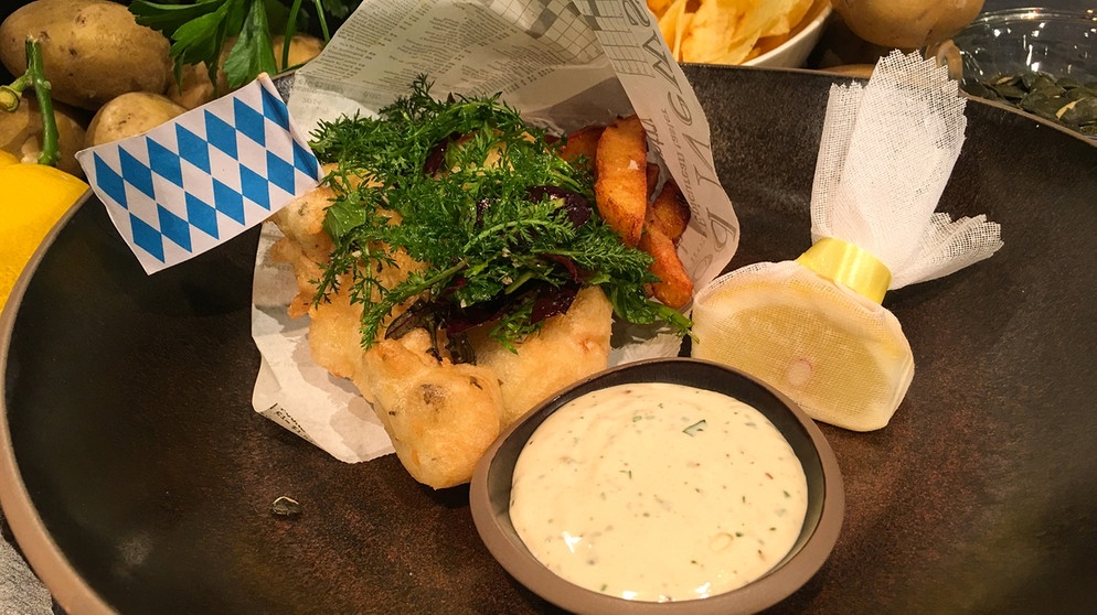 Fish & Chips vom Kabeljau mit Fritten und Zitronenmayonnaise | Bildquelle: BR / Stefanie Kühn