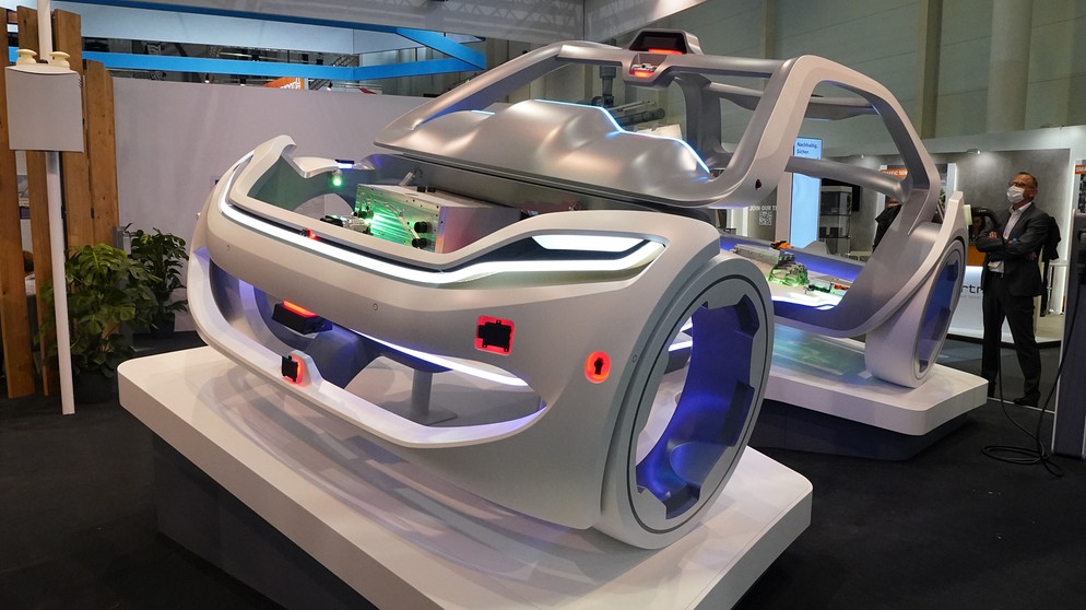 Ein Showfahrzeug der Firma Bosch, das elektrischen und Wasserstoffzellen-Antrieb sowie Konnektivität und Sensorik für autonomes Fahren zeigt, ist während eines Rundgangs durch die Messehallen des ITS- Weltkongress 2021 zu sehen. Für eine Woche ist die Hansestadt das weltweite Schaufenster für intelligente Verkehrssysteme. Zum ITS-Weltkongress treffen sich Experten für Verkehr, Logistik und Digitalisierung in Hamburg, um darüber zu diskutieren, wie gewerblicher und privater Verkehr unter den Vorzeichen von Klimakrise und steigenden Mobilitätswünschen aussehen könnten.
| Bildquelle: picture alliance/dpa | Marcus Brandt