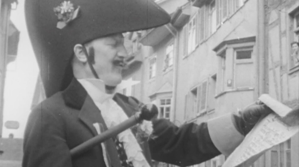 Der Ausrufer verkündet: Ab jetzt ist Narrenzeit! | Bildquelle: BR / SWR