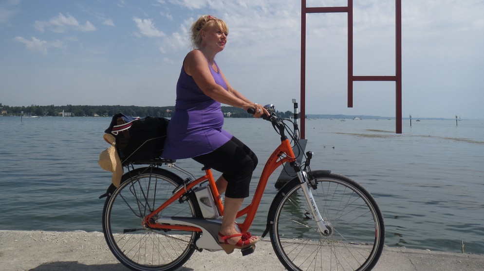 Gertraud Dinzinger mit dem Rad an den Ufern des Bodensees von Überlingen bis Konstanz | Bildquelle: BR/Thomas Schleider