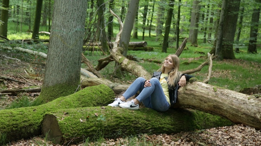 Sabine Pusch im Wald | Bildquelle: BR