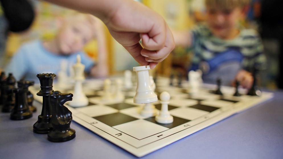 Kinder spielen Schach | Bildquelle: picture-alliance/dpa