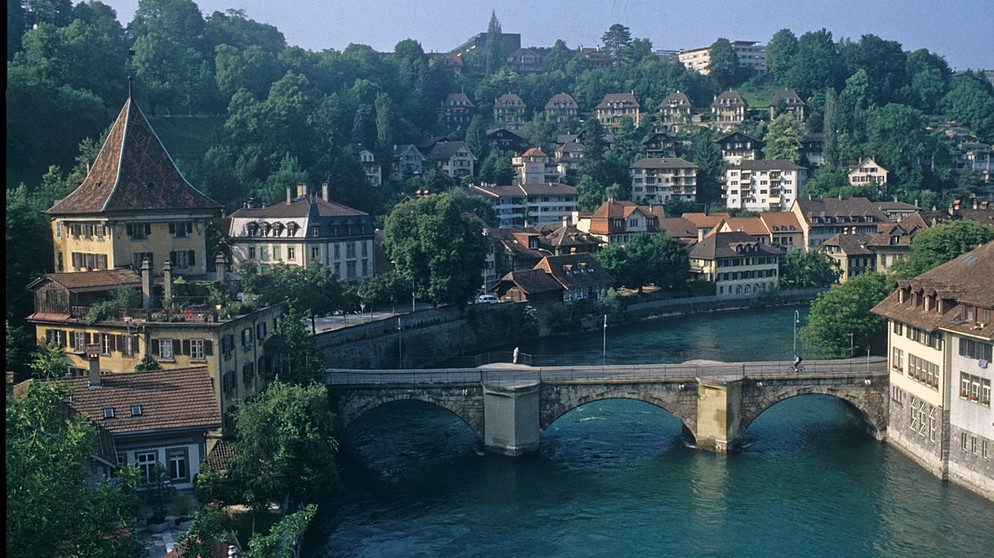 Die Untertorbrücke über den Fluss Aare verbindet die Altstadt mit dem Mattequartier. Erbaut 1461 bis 1489, war sie bis ins 19. Jahrhundert die einzige Brücke in Bern.
| Bildquelle: BR/SWR