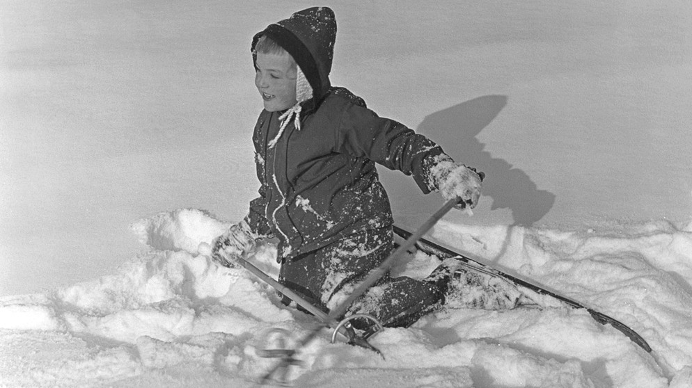 Kleine Skifahrerin rappelt sich hoch, 50er-Jahre | Bildquelle: picture alliance / SZ Photo | Presse-Bild-Poss