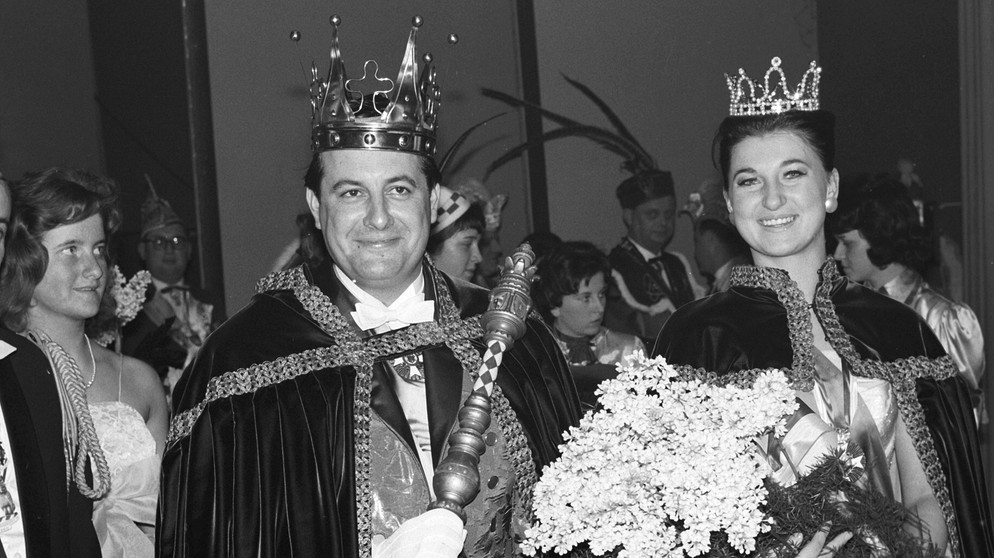 Die Inthronisation am 08.01.1961 des Nürnberger Faschings-Prinzenpaars Walter dem I. und Maria der I. wird in der "Alten Noris", Nürnberg, gebührend gefeiert.  | Bildquelle: picture alliance / Karl Schnörrer | Karl Schnörrer