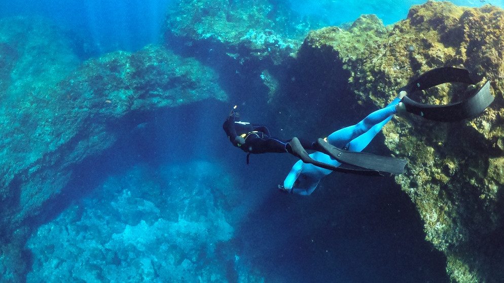 El Hierro unter Wasser - Max mit Tauchlehrer Karsten Mohr beim Apnoe-Tauchen | Bildquelle: André Goerschel