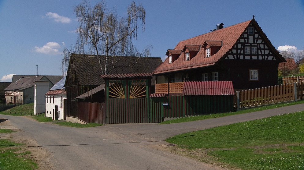 Unter unserem Himmel - Wie der Schnabel gwachsn is – Dialekt zwischen Oberpfalz und Oberfranken: Häuser im Dorf | Bildquelle: BR