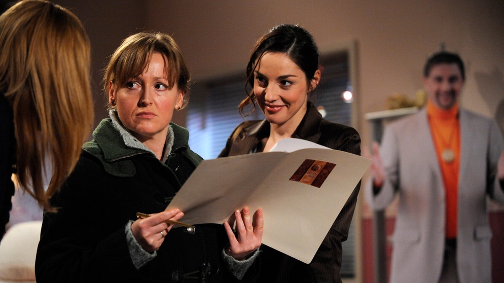 Trixi will Veronika als erste Downlinerin anwerben. Von links: Trixi Preissinger (Doreen Dietel), Veronika Brunner (Senta Auth) und Christa (Sabrina White). | Bildquelle: BR/ Marco Orlando Pichler
