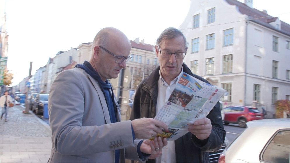 K. Schwanke mit einem Stadtplan / Wie die Digitalisierung unser Leben verändert | Bildquelle: BR