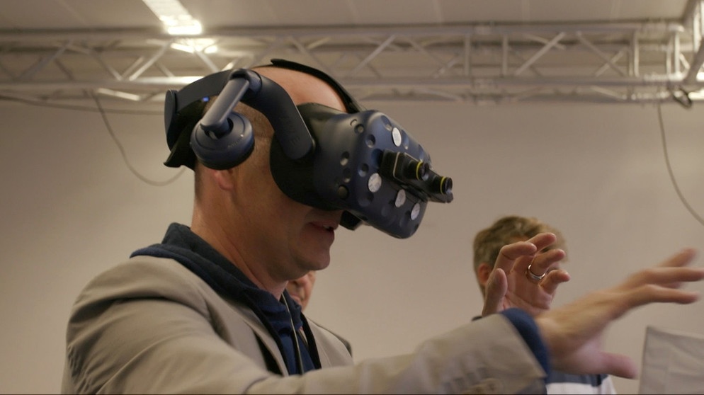 K. Schwanke mit VR-Brille / Wie die Digitalisierung unsere Sicherheit verändert | Bildquelle: BR