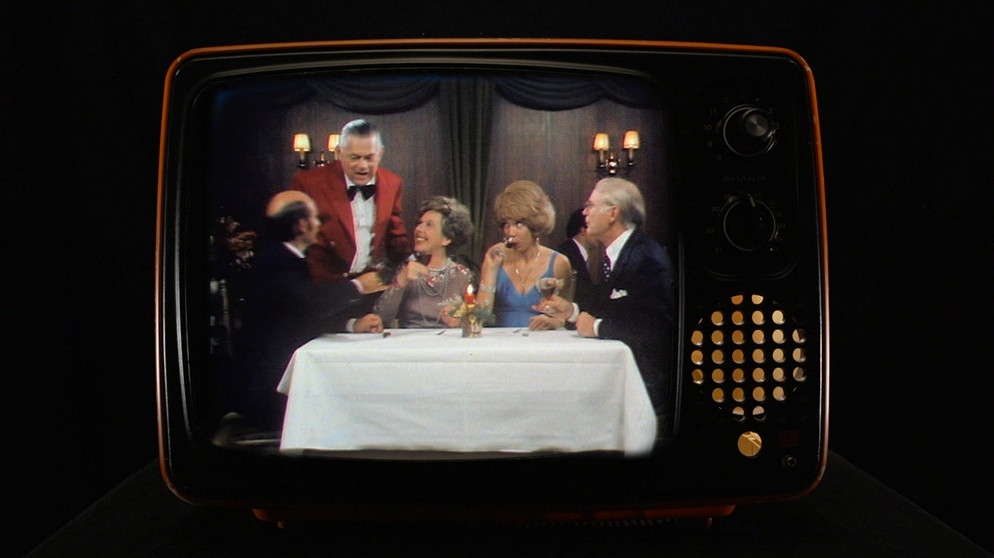 Fernsehszene aus den 60ern: Herrschaften sitzen bei Tisch | Bildquelle: BR