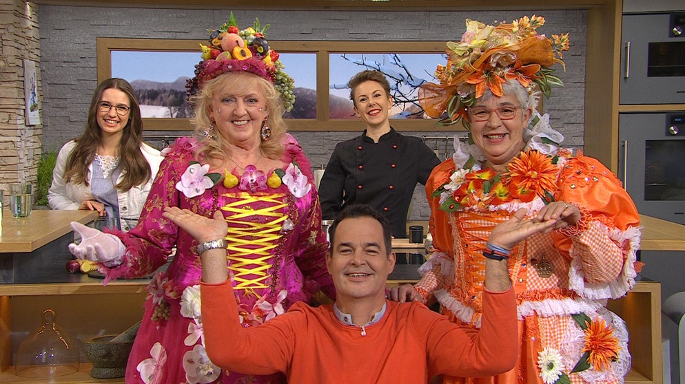 Elke Sommer, die Marktweiber vom Vikutalienmarkt und Franziska Jacobs-Plötz. Vorne: Dominik Pöll | Bildquelle: BR