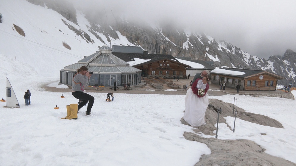 Hochzeitsfotografin mit Hochzeitspaar auf der Zugspitze | Bildquelle: BR