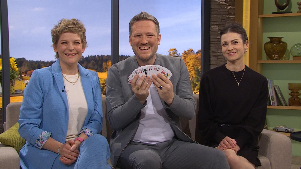 Sandra Bourscarrut mit Stefan und Yvonne Schmitt vom Zaubertheater Schmitt. | Bildquelle: BR