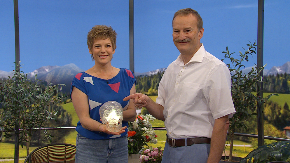 Moderatorin Sandra Bouscarrut und Dr. Thomas Meier-Lenschow
| Bildquelle: Wir in Bayern