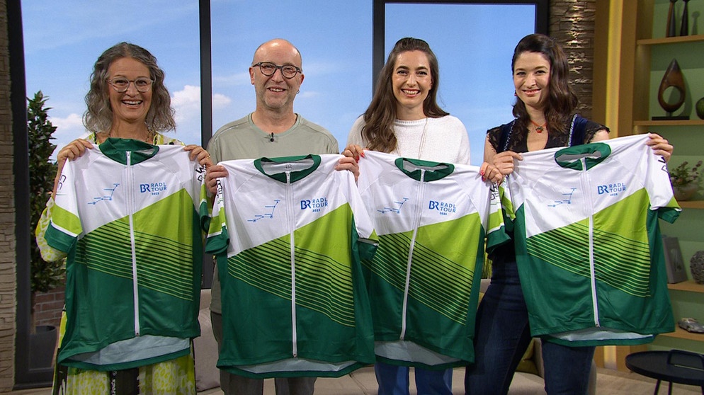 Sendung vom 26.07.2023: Unsere 3 Greencard-Gewinner/innen für die BR Radltour 2023: Irmi Kronauer, Frank Grottenthaler und Silvia Brogl mit Moderatorin Andrea Lauterbach (2.v.r.) | Bildquelle: BR