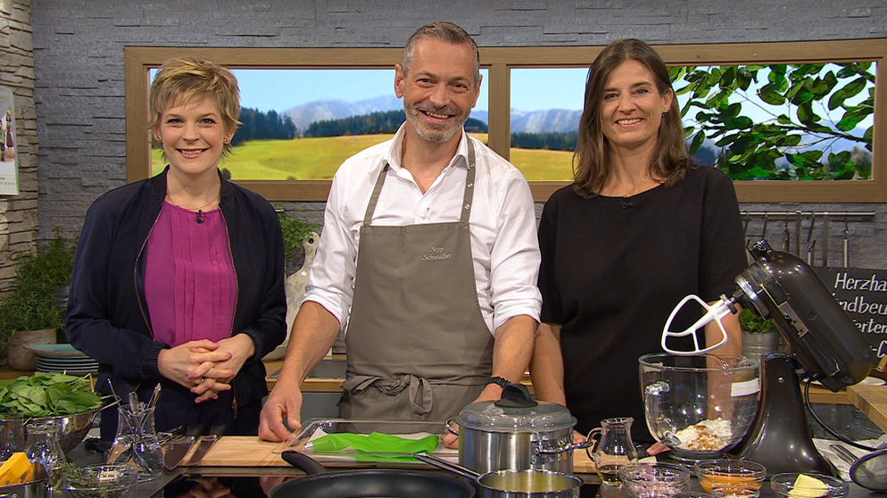Sendung vom 07.09.2023: Moderatorin Sandra Bouscarrut mit Sepp Schwalber und Birgit Salewski | Bildquelle: BR