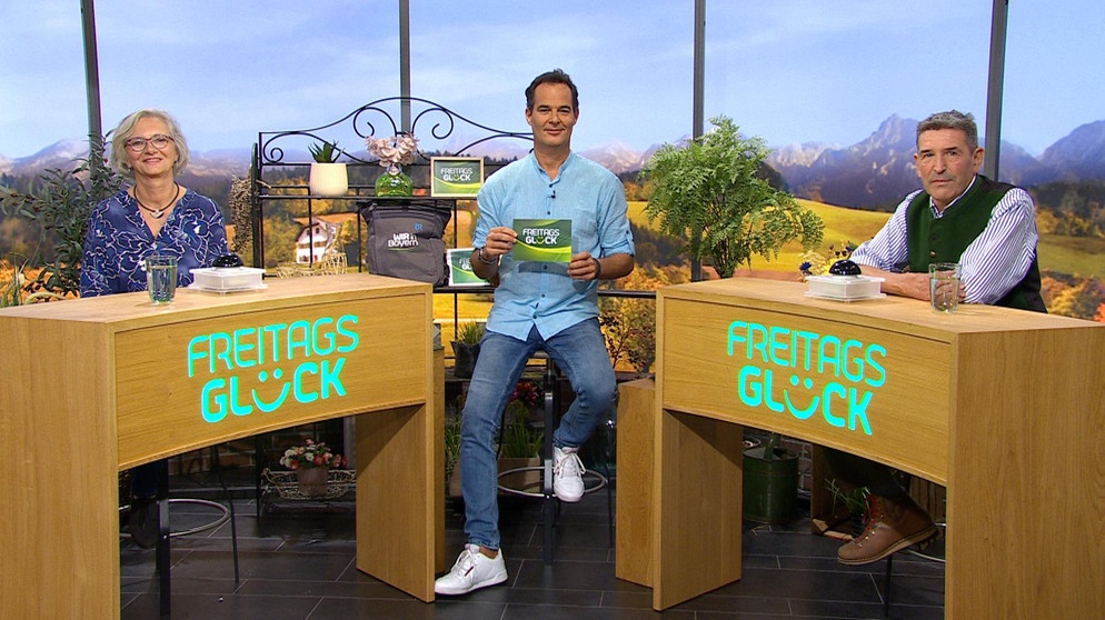 Sendung vom 13.10.2023: Moderator Dominik Pöll mit "Freitagsglück"-Kandidaten | Bildquelle: BR