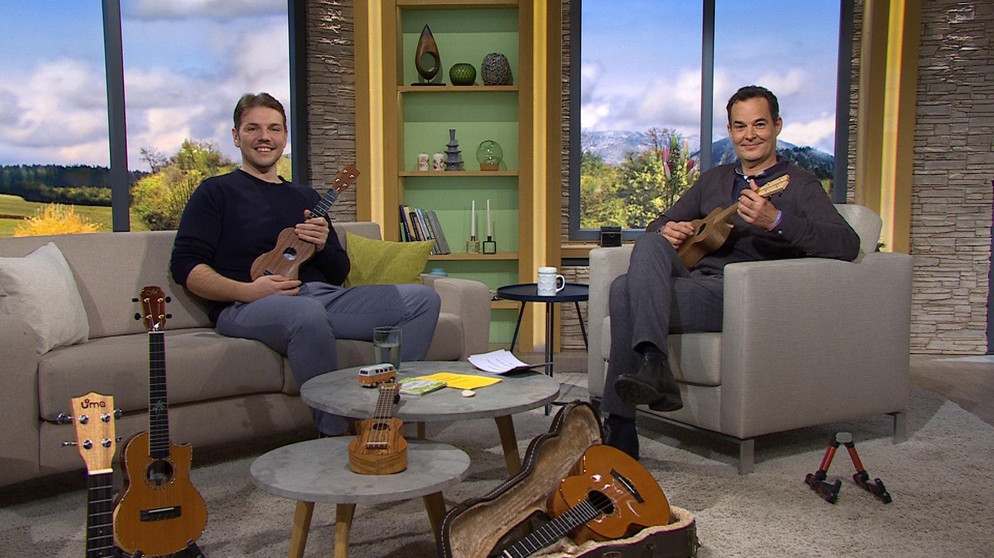 Sendung vom 12.03.2024: Ukulele-Lehrer Andreas Rottmann und Moderator Dominik Pöll | Bildquelle: BR