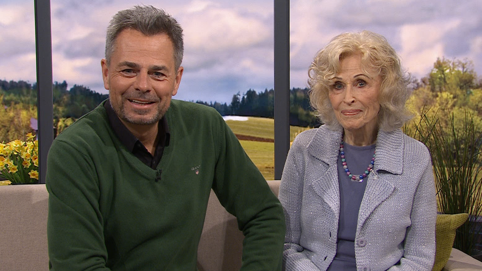 Sendung vom 25.03.2024: Moderator Michael Sporer mit Bibi Johns | Bildquelle: BR