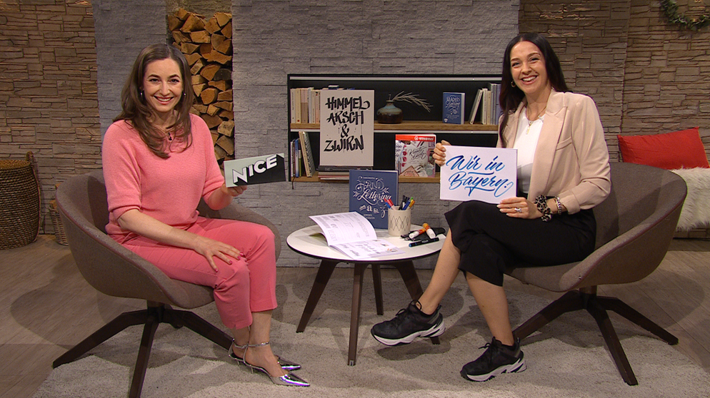 Moderatorin Andrea Lauterbach und Schrift-Designerin Hannah Rabenstein | Bildquelle: Wir in Bayern
