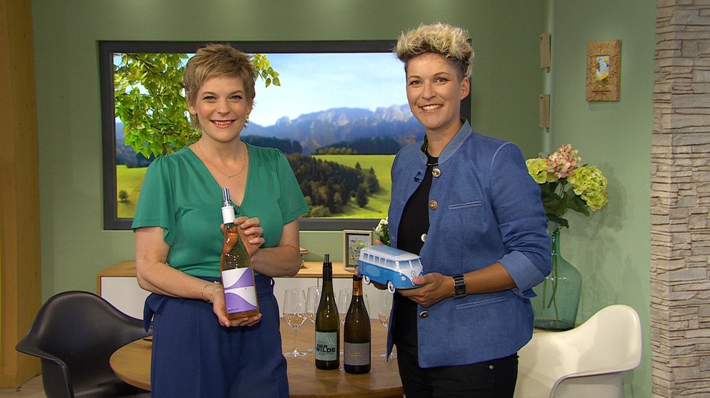 Moderatorin Sandra Bouscarrut und Wein-Expertin Conny Ganß | Bildquelle: Wir in Bayern