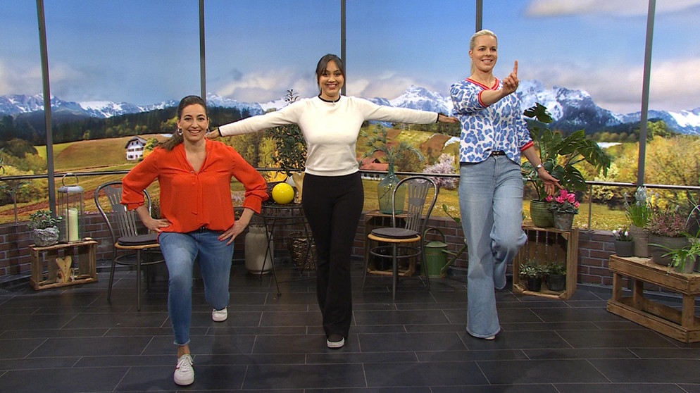 (von links nach rechts): Moderatorin Andrea Lauterbach mit Ivana Sanshia Austermayer und Andy Sixtus | Bildquelle: Wir in Bayern
