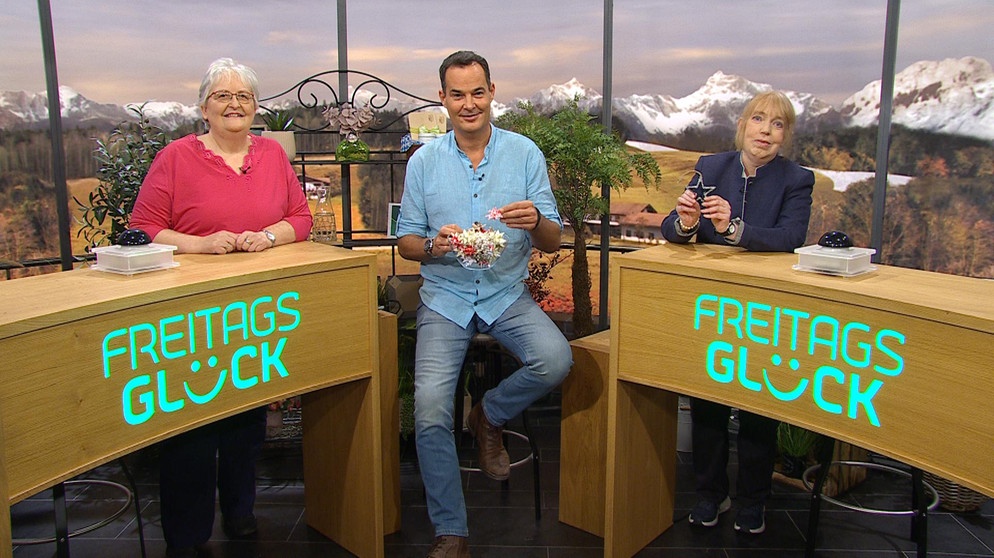 Moderator Dominik Pöll und die "Freitagsglück"-Kandidatinnen Karin Strauß und Doris Ummerle | Bildquelle: Wir in Bayern