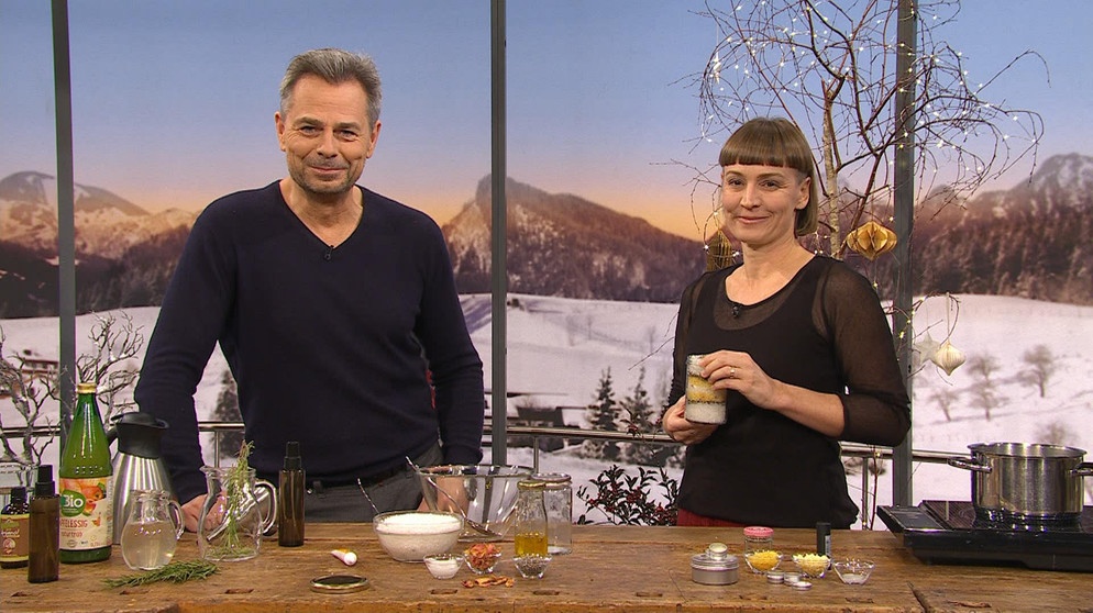 Moderator Michael Sporer und Alexandra Achenbach | Bildquelle: Wir in Bayern