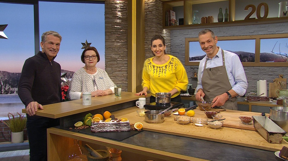 Klaus Tiedemann, Rosemarie Schotte, Chefin des Weihnachtspostamts Himmelstadt, Moderatorin Andrea Lauterbach und Sepp Schwalber | Bildquelle: Wir in Bayern