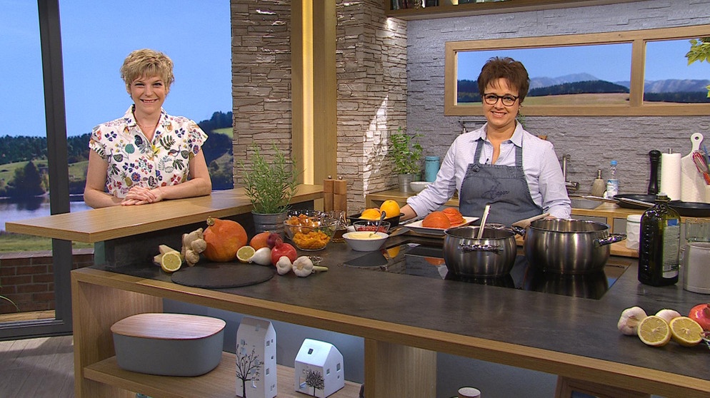 Sendung von 06.09.2021: Moderatorin Sandra Bouscarrut mit Michaela Hager | Bildquelle: BR