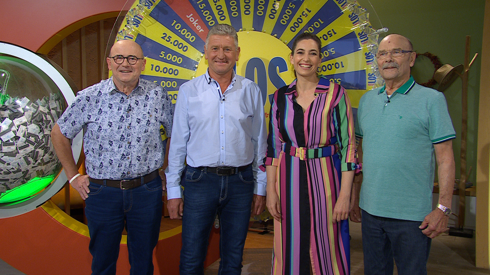 Moderatorin Andrea Lauterbach mit den Bayernlos-Kandidaten:
Siegmund Oleynik, Kurt Mauder, Robert Gleich | Bildquelle: Wir in Bayern