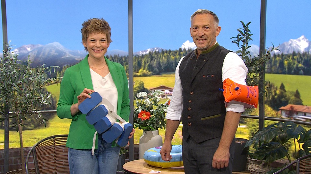 Moderatorin Sandra Bouscarrut und Sicherheitsexperte Klaus Heimlich | Bildquelle: Wir in Bayern