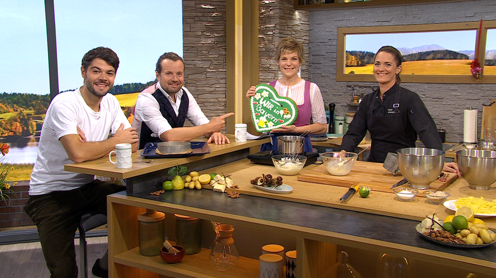 Andi Christl, Michael von Hassel, Moderatorin Sandra Bouscarrut und Franziska Schweiger | Bildquelle: Wir in Bayern