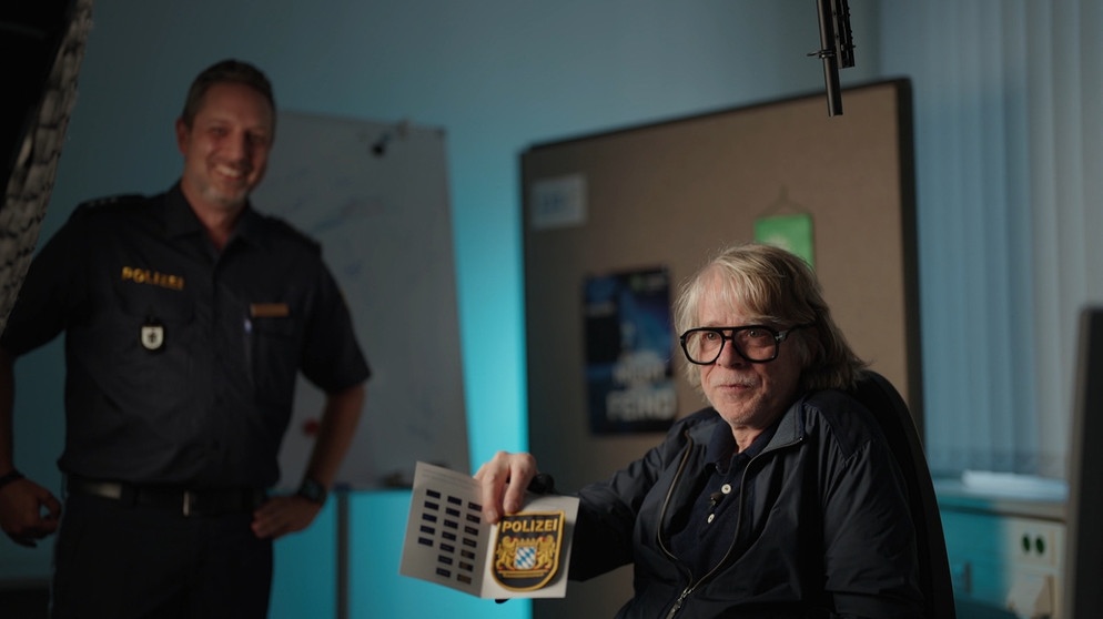 Ein Mann mit Bart und Brille gibt ein TV-Interview | Bildquelle: BR