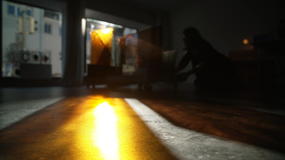 Verschwommener Blick in eine Kunstinstallation | Bildquelle: BR 