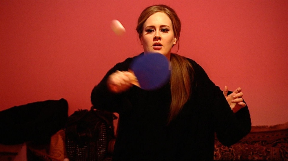 Eine Frau im Sixties-Lool spielt Tischtennis | Bildquelle: BR