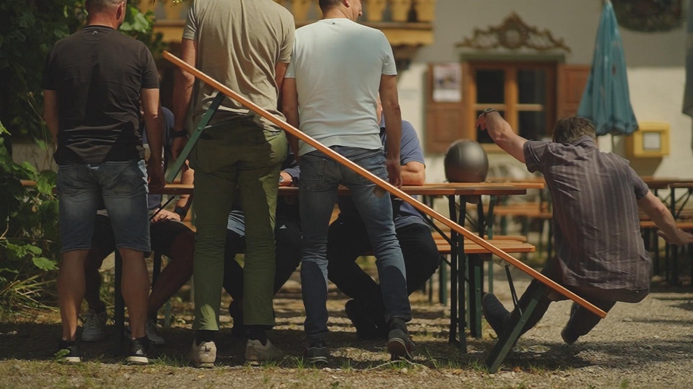 Eine Bierbank kippt auf einem Volksfest | Bildquelle: BR 