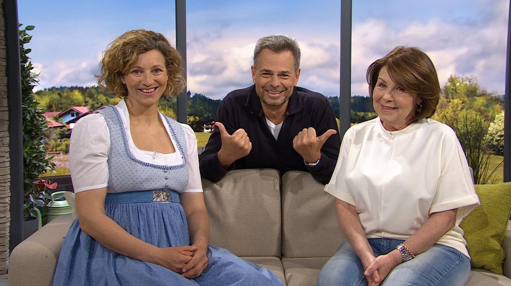 Nina Schlesener (links) mit Moderator Michael Sporer und Brigitte Walbrun | Bildquelle: Wir in Bayern