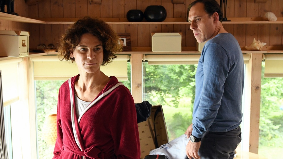 Hanna (Bibiana Beglau) ist dabei als Stephan (Thomas Loibl) seine Sachen packt.  | Bildquelle: BR/h & v entertainment GmbH/Barbara Bauriedl