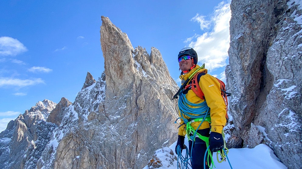 Simon Gietl beim Winterklettern in den Dolomiten | Bildquelle: BR/Michael Düchs