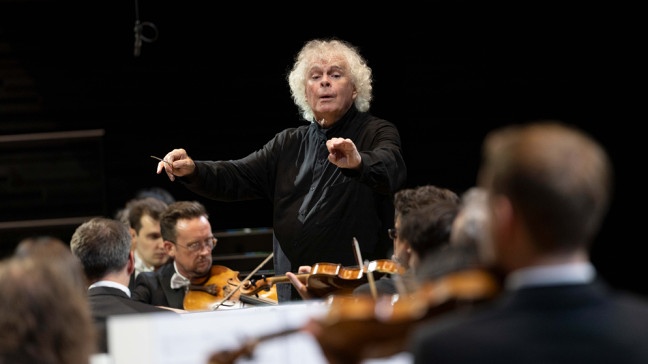 Simon Rattle dirigiert das BRSO | Bildquelle: BR/Astrid Ackermann