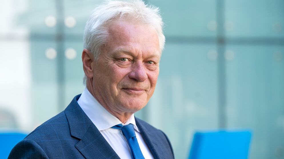 28.04.2025, Bayern, München: Der designierte Bundeslandwirtschaftsminister Alois Rainer steht nach der CSU-Vorstandssitzung für ein Porträt im Innenhof der Parteizentrale. Foto: Peter Kneffel/dpa +++ dpa-Bildfunk +++ | Bildquelle: dpa-Bildfunk/Peter Kneffel