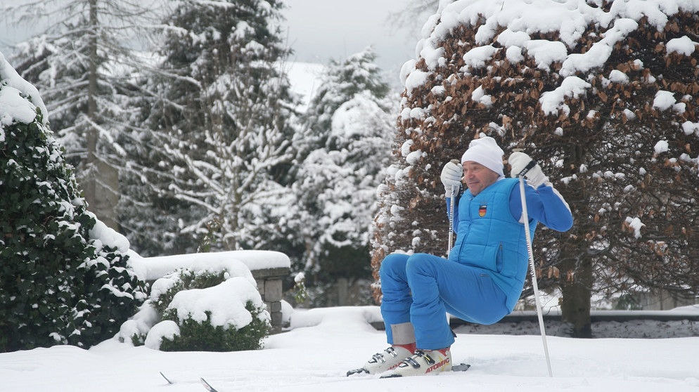 Ein Manndehnt sich im Schnee | Bildquelle: BR
